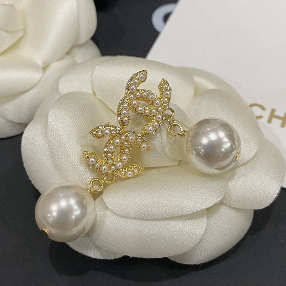 Chanel Gold Pearl Earrings ✧